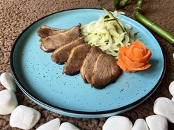 Rață prăjită cu salată de castraveți